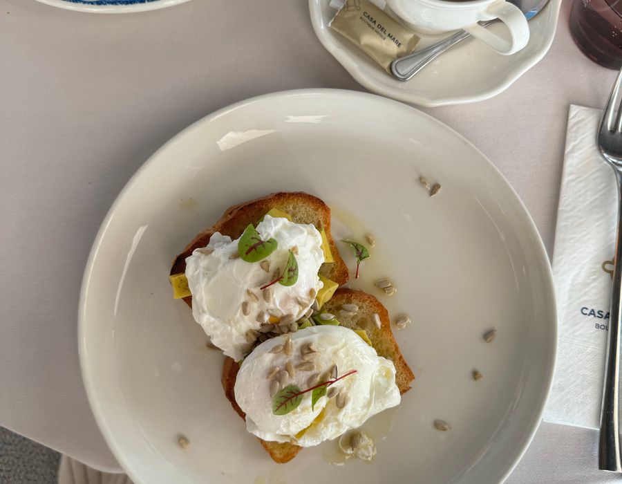 Poached eggs and coffee