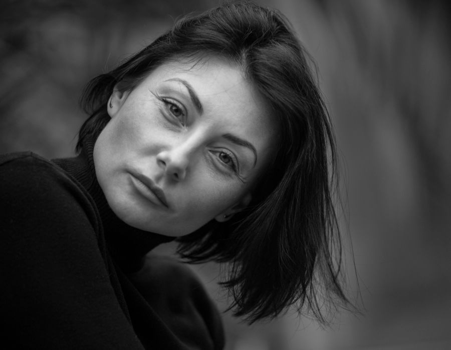 Held gaze, outdoors